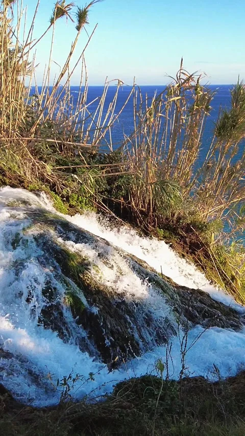 Beginning of Düden Waterfall Flowing Over Rocks, Antalya, Turkey Vídeos de archivo 333415527