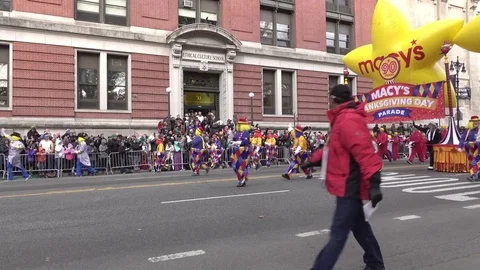 Beginning of Macys Thanksgiving day parade 2016 4k Vídeos de archivo 70061162