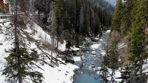 The beginning of a mountain river passing through the village. 库存影片 126975787