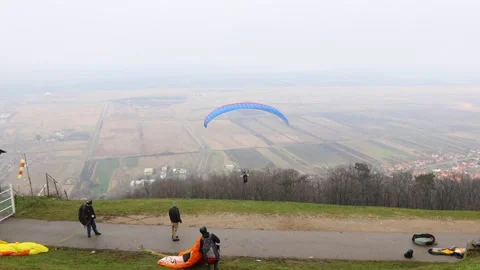 Beginning of paragliding, start to go fly Video stock 147941014
