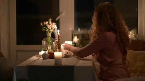 Beginning of a romantic dinner at home. 库存影片 330804512