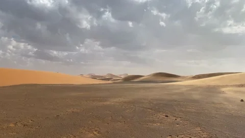 Beginning of sand storm in desert with cloudy sky and beautiful sand dunes Stock Footage 150378930