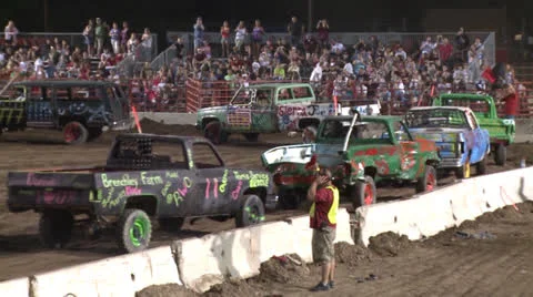 Beginning the Truck Derby 库存影片 26001436
