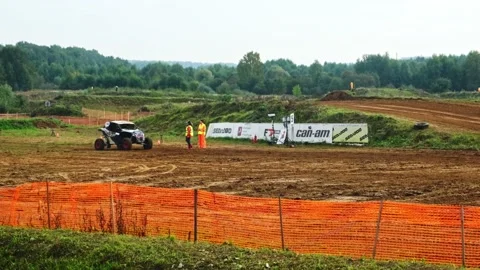 The beginning of the UTV buggy race Stock Footage 189080739
