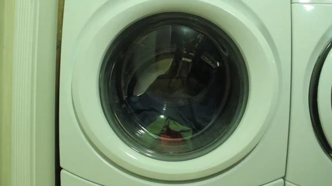Beginning of wash cycle in a high-efficiency front-loader washing machine Vídeo Stock 92482825