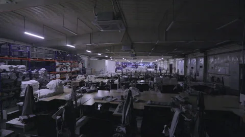 The beginning of the working day at the factory. Turning on the lights in the Vidéo 167297975