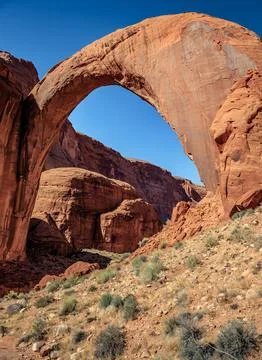Behind and Side View of Rainbow Bridge, Rainbow Bridge National Monument, Lake Foto stock