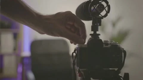 Behind the scene shot of a young man influencer making a video Vídeos de archivo 138933013