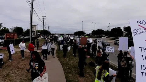"Behind the Scenes" look behind demonstration line at No Kings protest in Texas 스톡 동영상 331748533