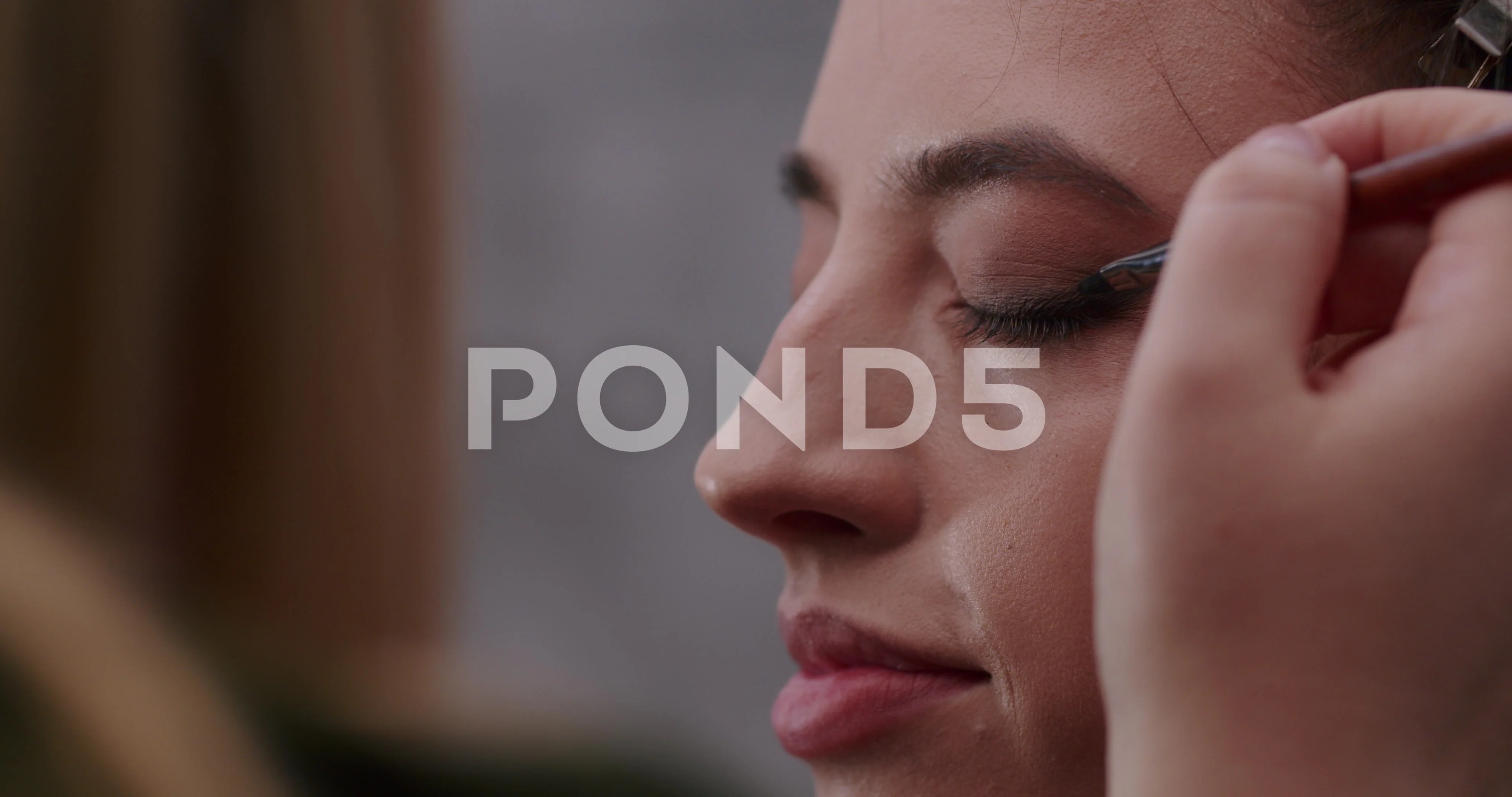 In this behind-the-scenes video, the Vietnamese makeup artist applies  makeup for