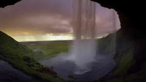 Behind the waterfall Vídeos de archivo 81431394