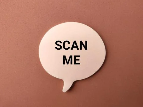 A beige speech bubble featuring the text "SCAN ME" placed on a brown textur.. Stock Photos
