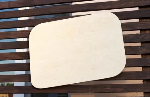 A beige speech bubble is located on brown wooden slats. You can write your text Foto stock