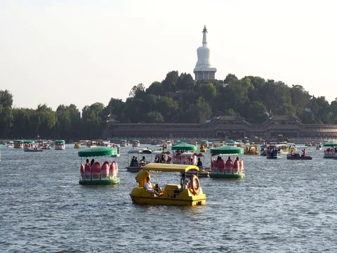 Beijing beihai park at autumn Stockbeeldmateriaal 80718674