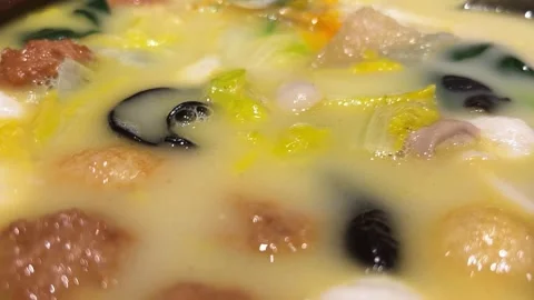 BEIJING, CHINA - 2026/02/21:  Boiled Assorted Delicacies in Soup at Huaiyang Fu. Stock Footage 329672106
