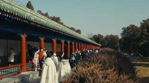Beijing Temple of Heaven Long Corridor with Crowds of Tourists and People in Vidéo 336673075