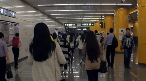 Beijing undergound commuters walking 動画素材 64625476