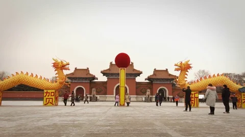 Beiling park,two Chinese dragon statues in front as people walk,China,Shenyang Vidéo 84758046