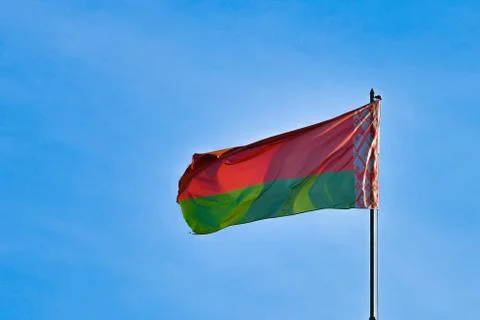 Belarusian flag on sky background. Develops in the wind. Flag of Belarus. Foto stock