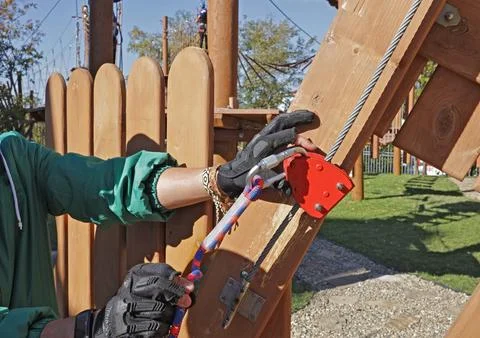 Belayer instructor explains how to use safety carabiners with ropes. On the 스톡 사진