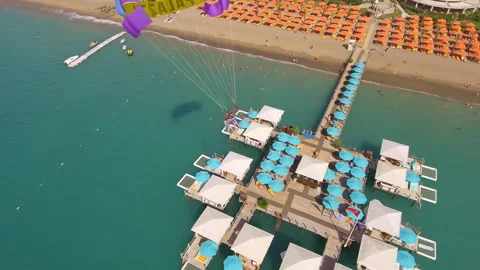 Belek, Turkey - September 27, 2023: Happy couple flying on a parachute Vidéo 252137586