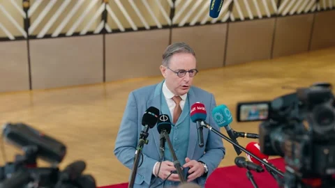 Belgian Prime Minister Bart De Wever giving a statement at the European Council Vídeo Stock 335398899