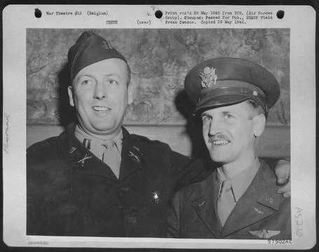 Belgium -- Capt. Thomas E. Mccracken (Left), Ground Liaison Officer At A C... Foto stock