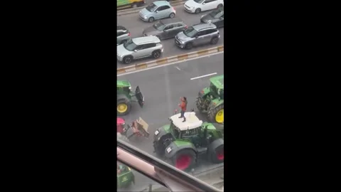 Belgium: Guy dancing on tractor during farmer protest with the help of ho... 動画素材 325281487