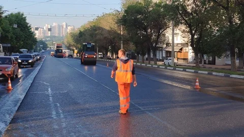 Belgorod , Russia -  JUN worker on the new road 스톡 동영상 109093398