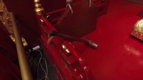 Bell Hammer, Inside Hundred Dragon Hall, Buddha Tooth Relic Temple, Singapore 스톡 동영상 329285995