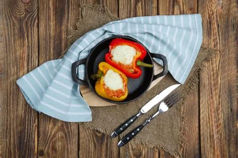 Bell pepper stuffed with meat with melted cheese mozzarella on top baked in o Foto stock