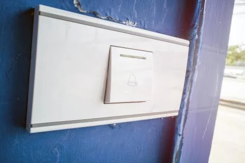 Bell switch button on the blue wall. Stockfoto's