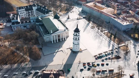 Bell tower in Cathedral Square in Vilnius, Lithuania, aerial hyperlapse 스톡 동영상 104617591