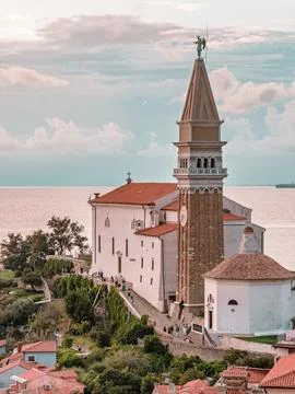 Bell Tower of St. George's Parish Church in Piran 库存照片