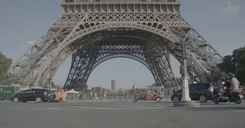 Below he Eiffel Tower (Tour Eiffel) / Paris, France - 4K 動画素材 69727957