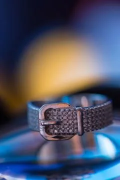 Belt clasp shape sliver ring with zircons Foto stock