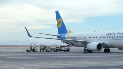 The Belt Loader is Near the Plane Video stock 128928154