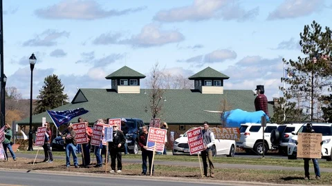 BEMIDJI, MN - 2 MAY 2020: Protest against the Minnesota COVID-19 shutdown Stock Footage 129583723