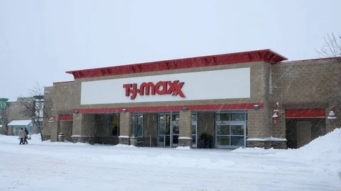 BEMIDJI, MN - 27 DEC 2018: Store front during a winter snow storm. Stock Footage 101897833