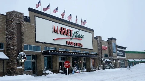 BEMIDJI, MN - 27 DEC 2018: Entrance to grocery store during snow storm. Stock Footage 101897867