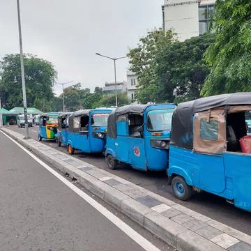 "bemo" queue, public transportation with three wheels waiting for passengers Stock Photos