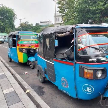 "bemo" queue, public transportation with three wheels waiting for passengers Foto stock