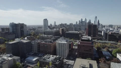Ben Franklin Bridge Flyover Pan Toward Philadelphia Skyline 库存影片 321248341