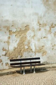 Bench and grunge wall Foto stock
