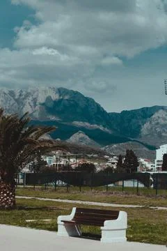 Bench on the background of mountains Foto stock