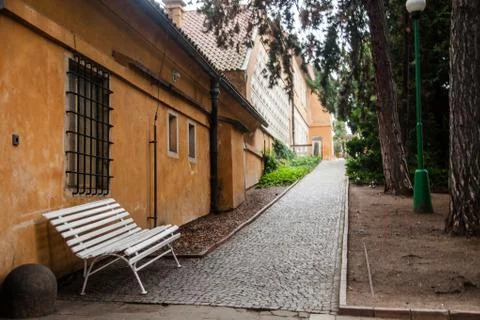 Bench in the courtyard of the castle Stockfoto's