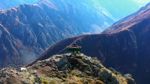Bench on edge of the abyss. Man on the edge of the abyss. 库存影片 143991929