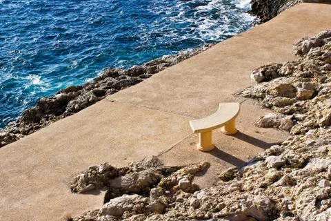 Bench at the edge of water Foto stock