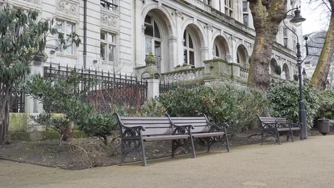 A bench on front of an old building in London. Vídeos de archivo 104673577