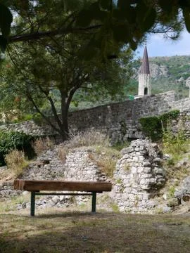 Bench under tree of Old Town Bar, Montenegro Foto stock
